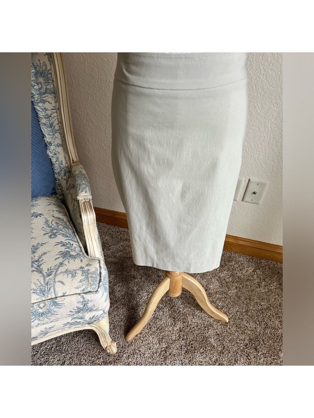 Avenue Montaigne Imported from Paris Stretch Cream Skirt Size 8